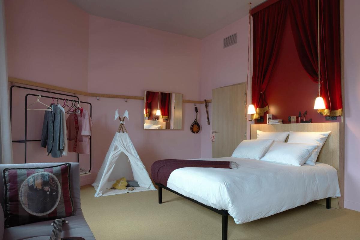 MOB-HOTEL-4.jpg