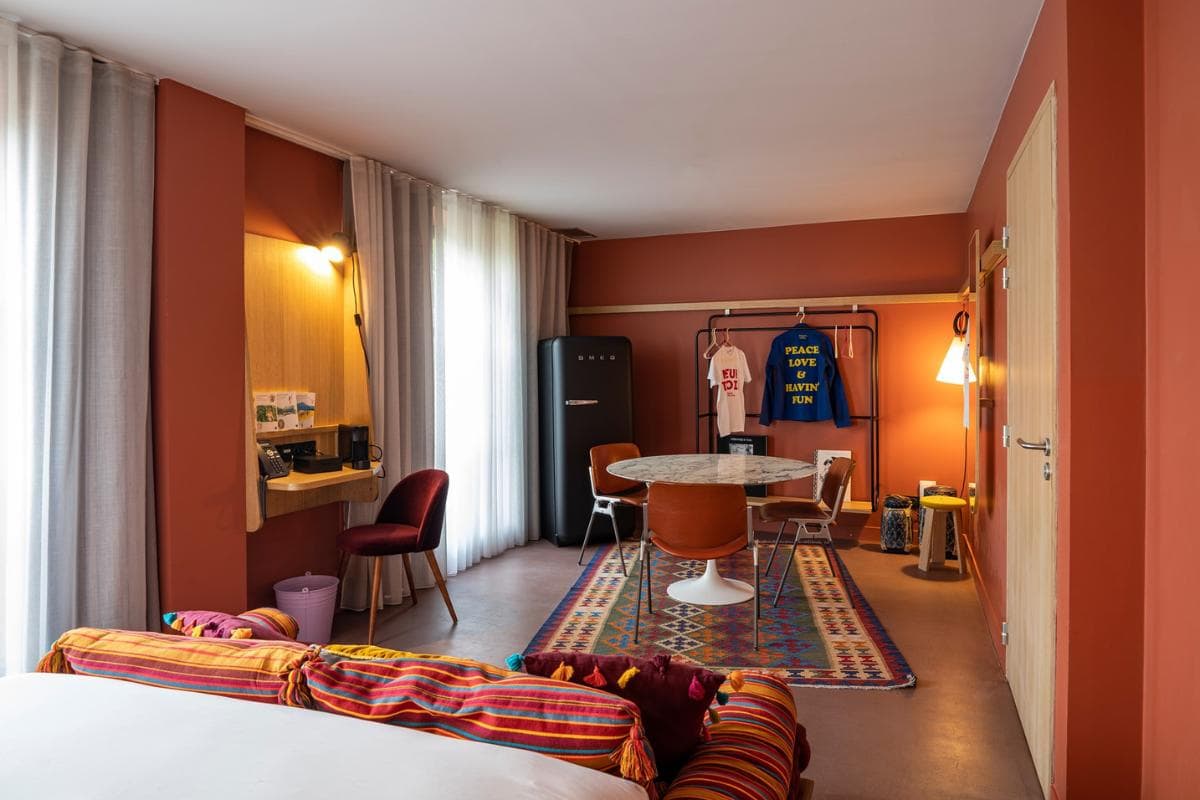 MOB-HOTEL-9.jpg